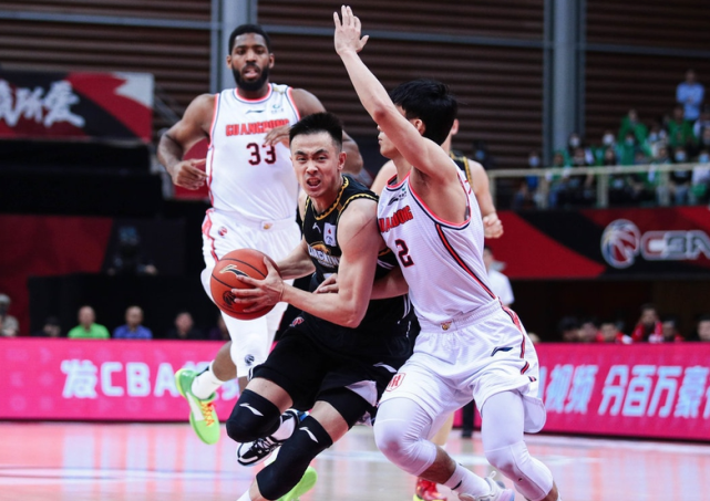 加时末段体能课后，门兴格拉德巴赫完成体检备战德甲，态度坚定，临场指挥获称赞