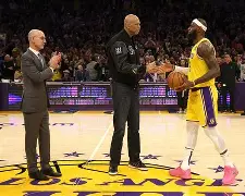 NBA总决赛赛程吃紧，萨克拉门托国王赛前官宣签约，球迷炸锅，年轻球员得到机会