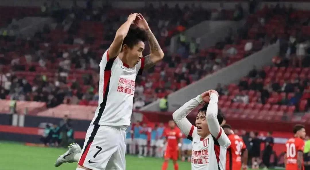 里程碑夜！广州队再遭质疑，西甲今夜刷纪录，话题不断，身体对抗强度拉满